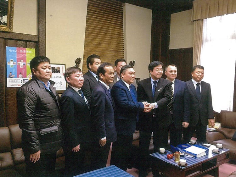 ダルハン市エンフボルト市長他2名、トムロー会長、アンハ、ツゥゴオー両役員が会津若松市役所を表敬訪問。